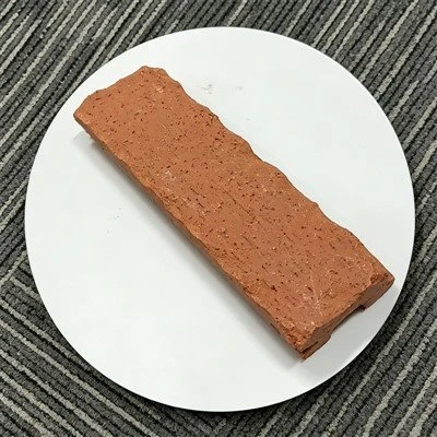 壊れた-エッジが埋め込まれたレンガ